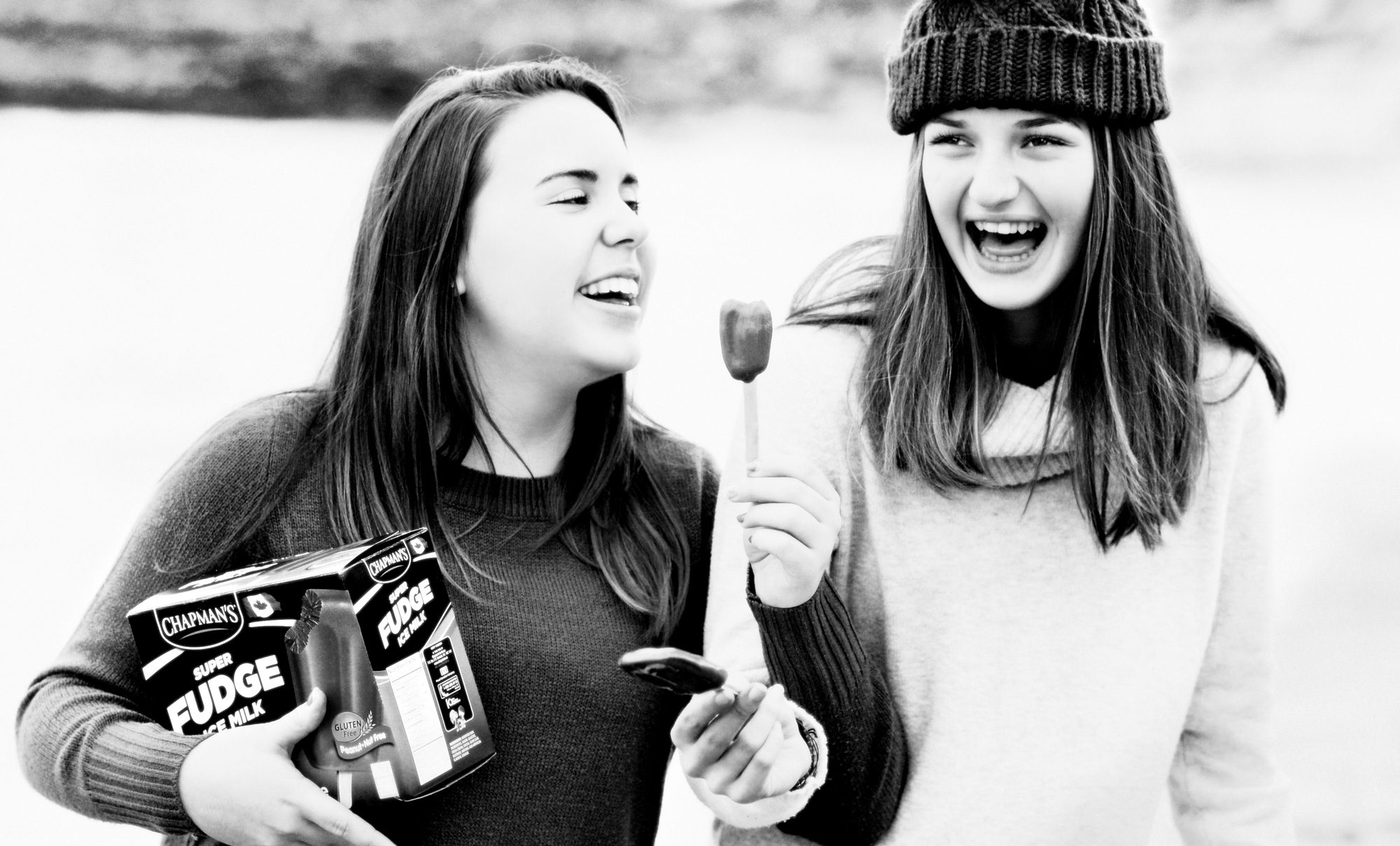 Deux filles rient en mangeant des barres Fudge de Chapman